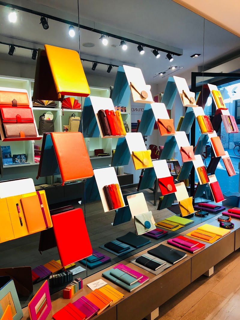 variedad de agendas, fundas, papeles, blocks, boligrafos en la tienda de Fabriano